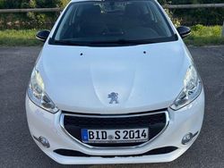 Weiß Gebraucht 2014 Peugeot 208 Active Kleinwagen | 2.500 € (Guter Preis)