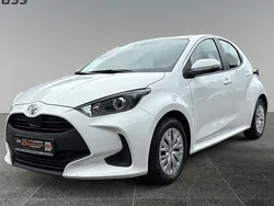 Weiß Gebraucht 2022 Toyota Yaris Comfort Limousine | 12.480 € (Fairer Preis)