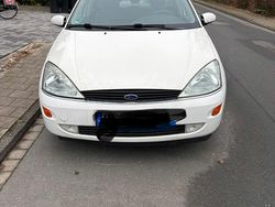Weiß Gebraucht 2000 Ford Focus Limousine | 1.900 € (Etwas zu teuer)