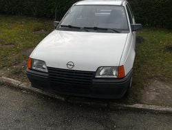 Weiß Gebraucht 1986 Opel Kadett Limousine | 2.700 €