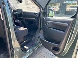 Kapari grün metallic Neu 2025 Peugeot Traveller Business-Line Van / Kleinbus | 45.390 € (Fairer Preis)
