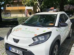 Weiß Gebraucht 2022 Toyota Aygo Play Kleinwagen | 11.350 €