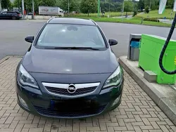Schwarz Gebraucht 2012 Opel Astra Edition Kombi | 6.900 € (Etwas zu teuer)