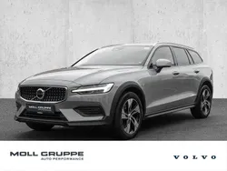 Grau Gebraucht 2023 Volvo V60 CC Plus Kombi | 34.450 € (Superpreis)