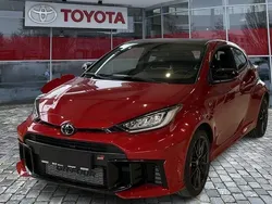 Karmina rot met. Gebraucht 2024 Toyota Yaris Limousine | 42.990 € (Etwas zu teuer)