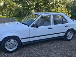 Weiß Gebraucht 1988 Mercedes 230 Limousine | 7.000 €