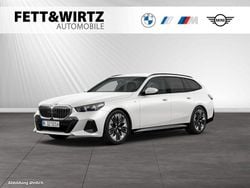 Mineralweiss metallic Gebraucht 2025 BMW 520 M Sport Kombi | 51.799 € (Guter Preis)