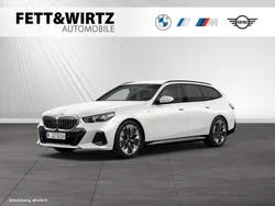Mineralweiss metallic Gebraucht 2025 BMW 520 M Sport Kombi | 51.799 € (Guter Preis)