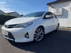 Weiß Gebraucht 2015 Toyota Auris Hybrid Executive Limousine | 13.475 € (Fairer Preis)
