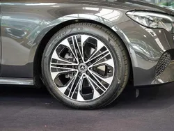 Graphitgrau Gebraucht 2024 Mercedes E220 Avantgarde Kombi | 45.800 € (Superpreis)