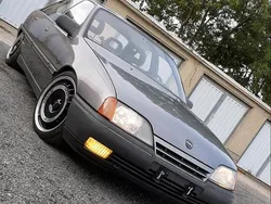 Grau Gebraucht 1989 Opel Omega Limousine | 3.900 €