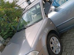 Grau Gebraucht 2001 VW Passat Kombi | 4.550 €