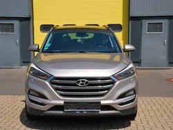 Grau Gebraucht 2016 Hyundai Tucson Style SUV | 15.490 € (Fairer Preis)