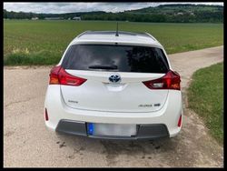 Weiß Gebraucht 2015 Toyota Auris Hybrid Limousine | 13.250 € (Fairer Preis)