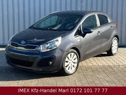 Grau Gebraucht 2014 Kia Rio FIFA World Cup Edition Limousine | 7.900 € (Etwas zu teuer)