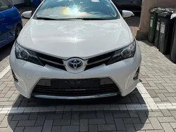 Weiß Gebraucht 2013 Toyota Auris Hybrid Limousine | 7.500 € (Guter Preis)