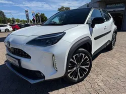 Platinweiss metallic, dach schwarz Gebraucht 2022 Toyota Yaris Hybrid Elegant | 25.990 € (Etwas zu teuer)