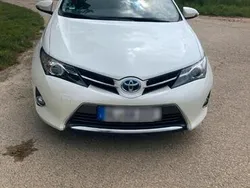Weiß Gebraucht 2015 Toyota Auris Hybrid Limousine | 13.490 € (Fairer Preis)