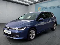 Blau Gebraucht 2024 VW Golf VIII Life Kleinwagen | 25.799 € (Superpreis)