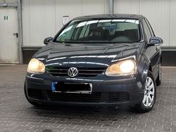Blau Gebraucht 2005 VW Golf V Kleinwagen | 2.900 € (Fairer Preis)