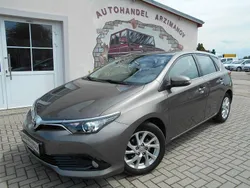 Grau Gebraucht 2017 Toyota Auris Comfort Limousine | 13.649 € (Etwas zu teuer)