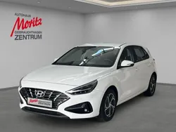 Weiss Gebraucht 2021 Hyundai i30 Trend Limousine | 17.370 € (Guter Preis)