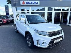 Cool white pearl metallic Gebraucht 2024 Suzuki Vitara Comfort SUV | 21.900 € (Guter Preis)