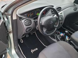 Grün Gebraucht 2004 Ford Focus Kombi | 1.800 €