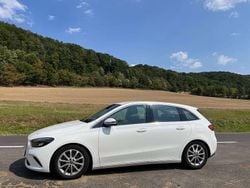 Weiß Gebraucht 2021 Mercedes 200 Kleinwagen | 25.000 € (Fairer Preis)