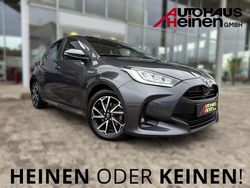 Grau Gebraucht 2021 Toyota Yaris Hybrid Club Limousine | 16.990 € (Fairer Preis)