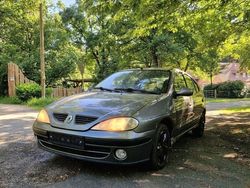 Grau Gebraucht 2002 Renault Mégane II Limousine | 1.100 € (Fairer Preis)