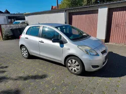 Grau Gebraucht 2010 Toyota Yaris Kleinwagen | 2.500 € (Fairer Preis)