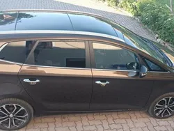Braun Gebraucht 2016 Kia Carens Spirit Van / Kleinbus | 12.700 € (Etwas zu teuer)