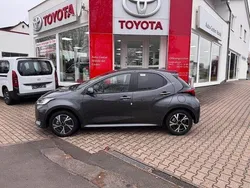 Grau Neu 2025 Toyota Yaris Hybrid Limousine | 27.990 € (Etwas zu teuer)