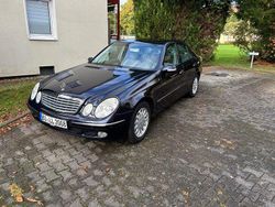 Blau Gebraucht 2002 Mercedes E220 Elegance Limousine | 8.990 €