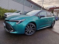 Super green (6p5)/ black mica Gebraucht 2024 Toyota Corolla Sport Kombi | 34.990 € (Teuer)