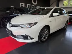 Weiß Gebraucht 2015 Toyota Auris Hybrid Executive Limousine | 13.900 € (Etwas zu teuer)