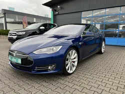 Farbe: blau metallic Gebraucht 2015 Tesla Model S Limousine | 39.610 €