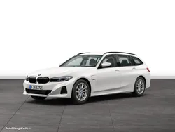 Mineralweiß metallic Gebraucht 2023 BMW 330e Comfort Edition Kombi | 38.154 € (Fairer Preis)