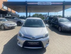 Silber Gebraucht 2013 Toyota Yaris Hybrid Life Limousine | 8.200 € (Fairer Preis)
