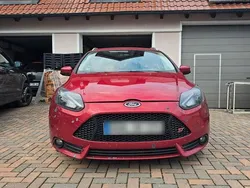 Rot Gebraucht 2014 Ford Focus Titanium Kombi | 3.300 € (Fairer Preis)