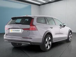 Grau Gebraucht 2024 Volvo V60 CC Kombi | 40.549 € (Guter Preis)