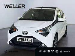 Weiss Gebraucht 2021 Toyota Aygo X-play Kleinwagen | 10.980 € (Fairer Preis)