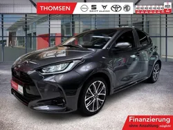 Grau Gebraucht 2024 Toyota Yaris Hybrid Style Limousine | 25.850 € (Fairer Preis)