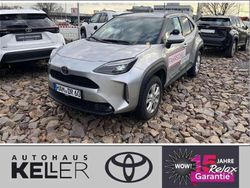 Shimmering silver metallic Gebraucht 2024 Toyota Yaris Hybrid Plus SUV | 29.980 € (Fairer Preis)