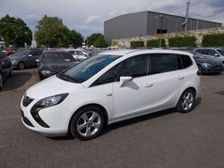 Weiß Gebraucht 2015 Opel Zafira Van / Kleinbus | 11.400 € (Teuer)