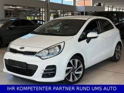 Weiß Gebraucht 2015 Kia Rio Spirit Limousine | 9.991 € (Etwas zu teuer)