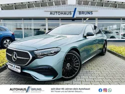 Verdesilber metallic Gebraucht 2023 Mercedes E220 AMG Limousine | 60.690 €