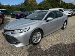 Silber Gebraucht 2020 Toyota Camry Hybrid Executive Limousine | 21.900 €