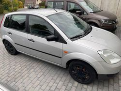 Grau Gebraucht 2003 Ford Fiesta Limousine | 850 €